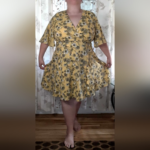 Torrid, yellow, floral, short sleeve dress, mid hem, - Picture 5 of 9
